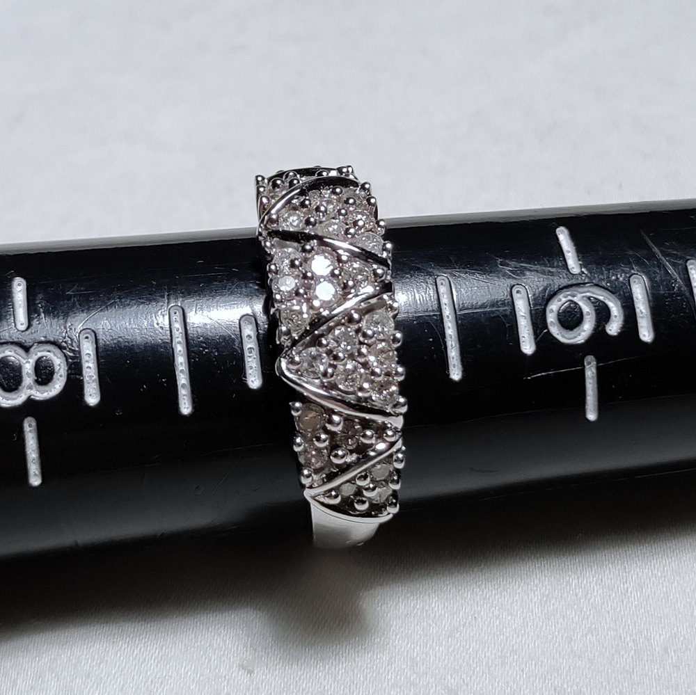 Beautiful 10K 1CTW Diamond Ring/Band - Picture 13 of 13